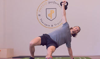 Ein Mann trainiert mit einem Expander im Fitness-Studio
